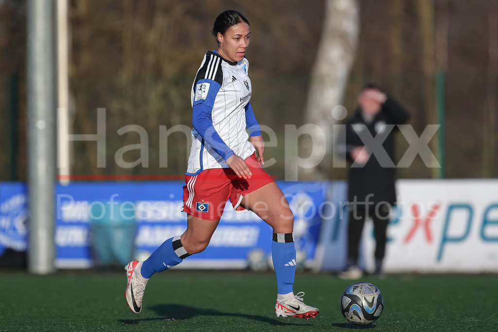Fussball, Testspiel Frauen, Hamburger SV - Kolding IF | v.li.: Melina Krüger (Hamburger SV, 9) am Ball, Freisteller, Einzelbild, Ganzkörper, Aktion, Action, Spielszene