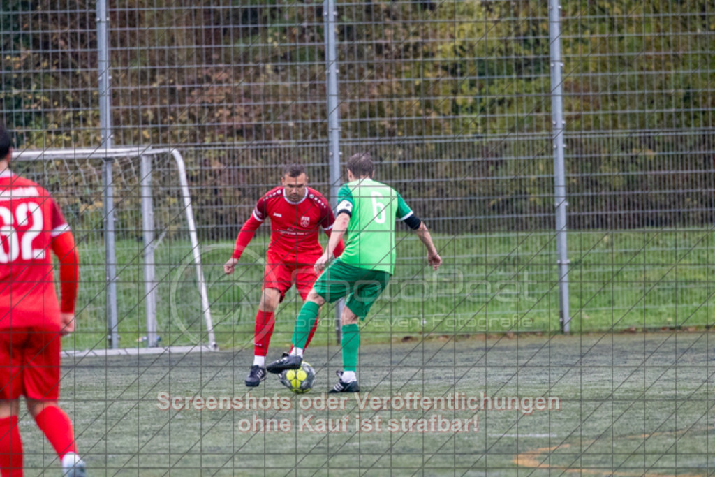 20251109_145045_0139 | #,TSVG Albershausen (grün) vs. TV Altenstadt (rot), Fussball, Kreisliga A3 - Bezirk Neckar/Fils, 12. Spieltag, Saison 2025/2026, Kunstrasenplatz, Schafhofstraße 8, 73095 Albershausen, 09.11.2025 - 14:30 Uhr,Foto: PhotoPeet-Sportfotografie/Peter Harich