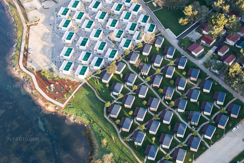 Aerial view: Holiday home complex Valkanela on the Adriatic coast in Istria - Istarska zupanija in the district Stancija Valkanela in Vrsar in the state Gespanschaft Istrien, Croatia. – Photo: IMG_106236.jpg taken on 04/14/2018 by Werner Riehm/FLY-FOTO.com – Resolution of the original: 3174 x 2116 px