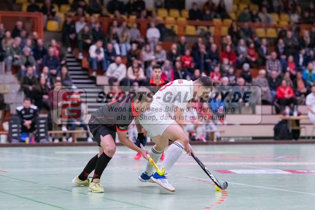 HK_20230113_102755 | 1. Bundesliga ( Halle ) Herren Crefelder HTC - DSD Düsseldorf am 13.1.2023 Crefelder HTC  ( CHTC ) Halle Glockenspitz , Krefeld , Boomes Anton ( Crefelder HTC #23 ) , Chris Reinersmann ( DSD Düsselorf #9 )