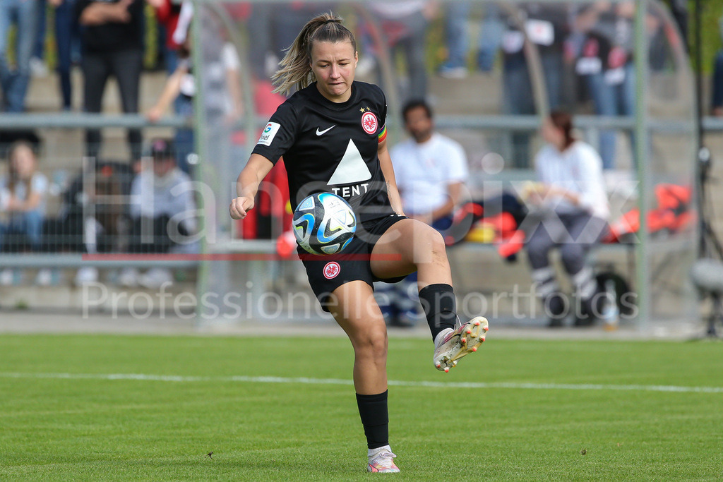Fussball, Google Pixel Frauen-Bundesliga, Eintracht Frankfurt - RB Leipzig | v.li.: Tanja Pawollek (Eintracht Frankfurt, 31) Freisteller, Einzelbild, Ganzkörper, Aktion, Action, Spielszene, DIE DFB-RICHTLINIEN UNTERSAGEN JEGLICHE NUTZUNG VON FOTOS ALS SEQUENZBILDER UND/ODER VIDEOÄHNLICHE FOTOSTRECKEN. DFB REGULATIONS PROHIBIT ANY USE OF PHOTOGRAPHS AS IMAGE SEQUENCES AND/OR QUASI-VIDEO.