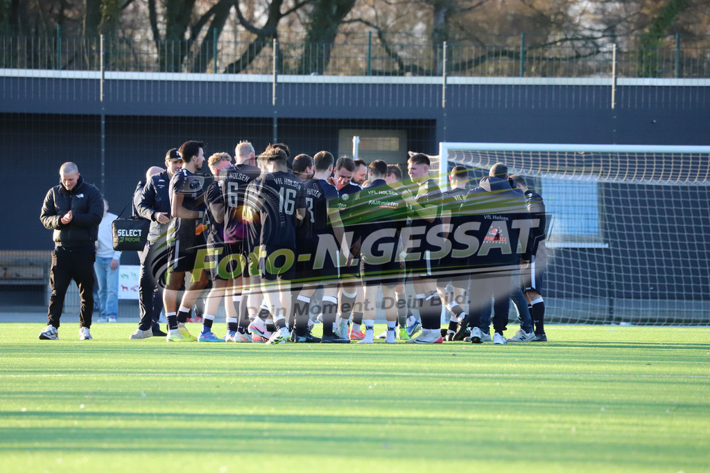 VfL Holsen - Bünder SV | Auf dem Bild zu sehen: Schwarz VfL Holsen: Derbysieger schallt es nach dem Spiel auf dem PlatzVfL Holsen, Bünder SV, Saison 25/26, Kreisliga A, Deutschland - Realisiert mit Pictrs.com