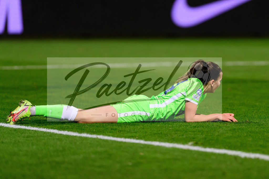 WOBJUV20211118_062 | Fussball, Frauen: Joelle Wedemeyer (VfL Wolfsburg) enttaeuscht am Boden bei dem Spiel der UEFA Women´s Champions League zwischen VfL Wolfsburg und Juventus Turin im AOK-Stadion am 18.11.2021 in Wolfsburg, Deutschland. - Realisiert mit Pictrs.com