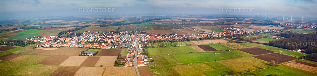 Luftbild: Panorama der Dorfansicht aus Süden in Freckenfeld im Bundesland Rheinland-Pfalz in Deutschland. Foto: IMG_35624-Bearbeitet.jpg vom 20.11.2010 durch Werner Riehm/FLY-FOTO.de – Auflösung des Originals: 11856 x 2872 px