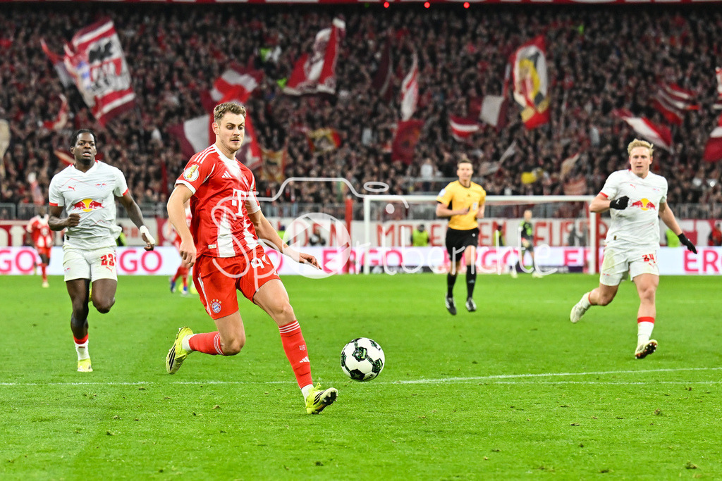 FC Bayern München - RB Leipzig | MUNICH, GERMANY - 11. FEBRUARY: IM DUELL Josip STANISIC (FC Bayern Munich 44) UND Castello LUKEBA (RB Leipzig 23) während dem Spiel zwischen dem FC Bayern München und RB Leipzig beim Viertelfinale des DFB-Pokales in der Allianz Arena6