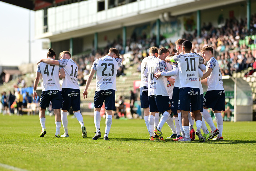 Fußball I Herren I Saison 2024-2025 I Regionalliga Nord I 25. Spieltag I VfB Lübeck - SSV Jeddeloh | Jubel, Begeisterung, Enthusiasmus, Euphorie, Freude, Glücksgefühl, Heiterkeit bei: SSV Jeddeloh - Realisiert mit Pictrs.com