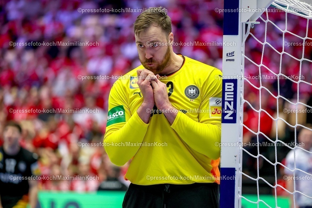 EHF24012603066 | 24.01.2026, Handball, Men's EHF EURO 2026, Deutschland - Norwegen, Jyske Bank Boxen in Herning, Dänemark, Main Round:  Andreas Wolff (Germany #33) gestikulierend auf dem Spielfeld  