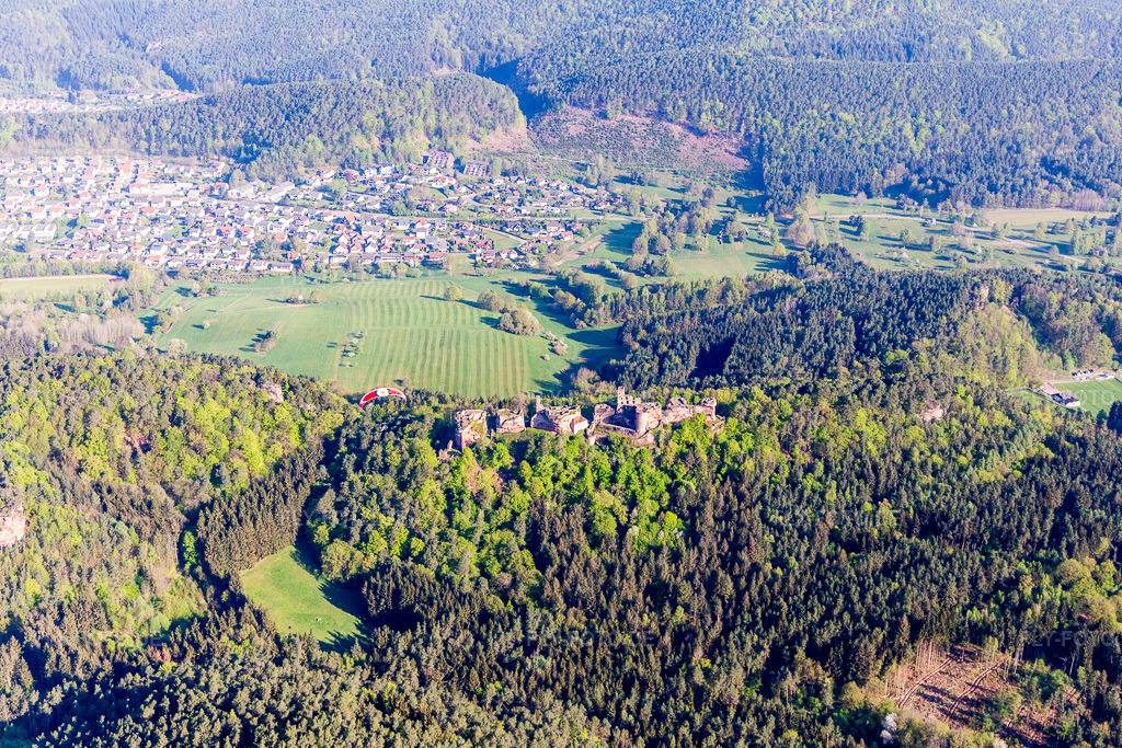 Luftbild: Dahn, Ruine Altdahn in Dahn im Bundesland Rheinland-Pfalz in Deutschland. Foto: IMG_106912.jpg vom 22.04.2018 durch Werner Riehm/FLY-FOTO.de