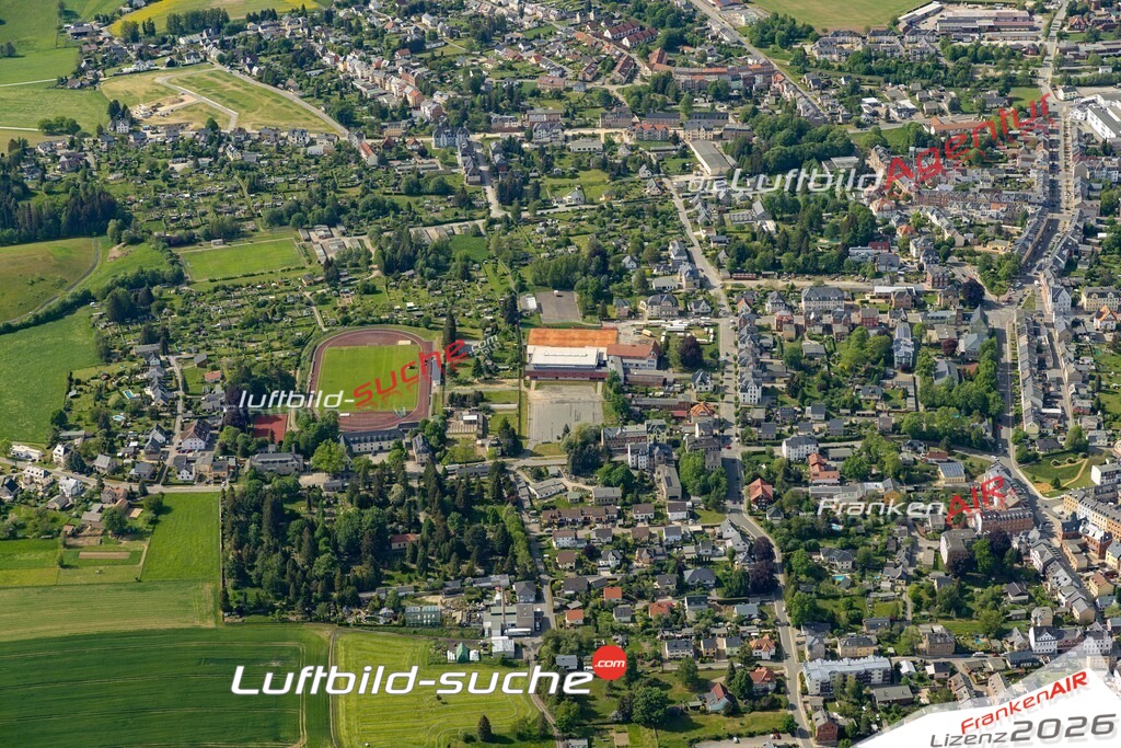 Das Luftbild der Stadt Treuen wurde 2022 vom Flugzeug heraus erstellt (keine Drohnen-Aufnahmen) Aufnahmehöhe ca.450 Meter- hohe Bildauflösung und Druck-Qualität. Garantiert!