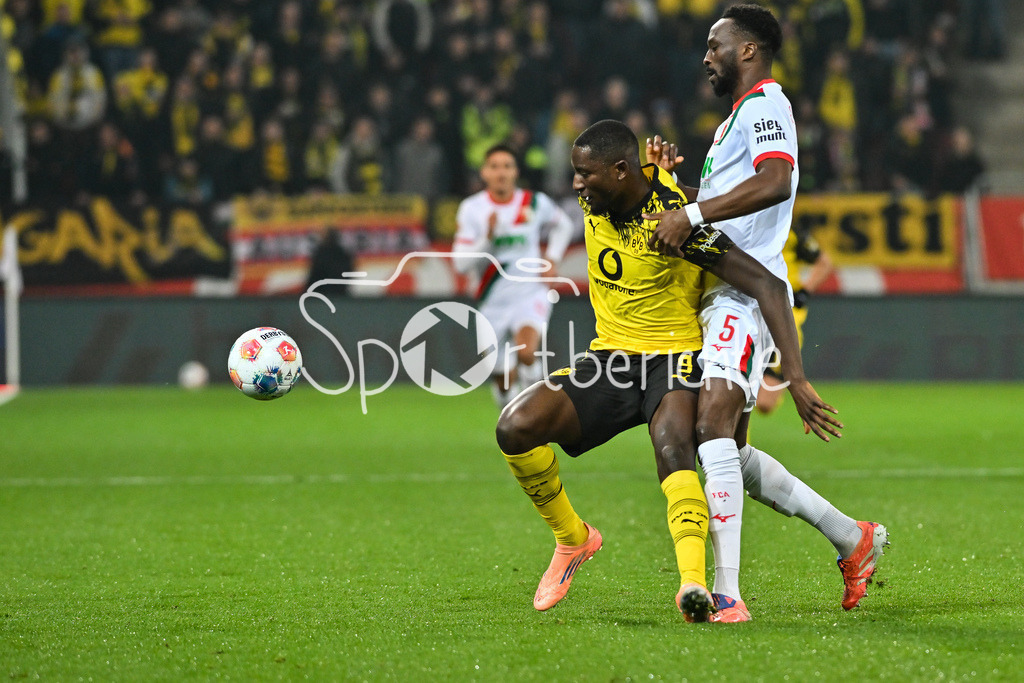 FC Augsburg - Borussia Dortmund | AUGSBURG, GERMANY - Serhou GUIRASSY (Borussia Dortmund 9) against Chrislain MATSIMA (FC Augsburg 5) during the bundesliga match between FC Augsburg vs. Borussia Dortmund on matchday 9 at WWK Arena on October 31, 2025 in Augsburg, Germany / DFL REGULATIONS PROHIBIT ANY USE OF PHOTOGRAPHS AS IMAGE SEQUENCES AND/OR QUASI-VIDEO