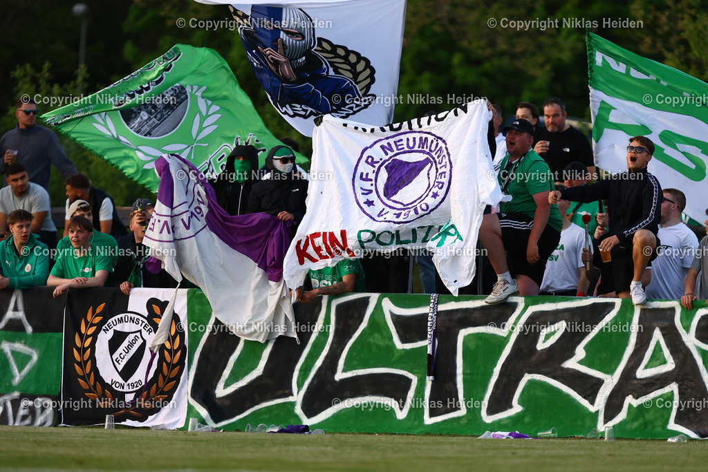 NH_PSVUnionNeumünster_VfRNeumünster_KreispokalKFVHolstein_30042025 | Die Ultras des PSV Union Neumünster zeigten geklaute Fahnen des VfR Neumünster.Fußball I Herren I Kreispokal KFV Holstein I Saison 2024-2025 I Halbfinale I PSV Union Neumünster - VfR Neumünster I 30.04.2025 I Sportplatz Stettiner Straße