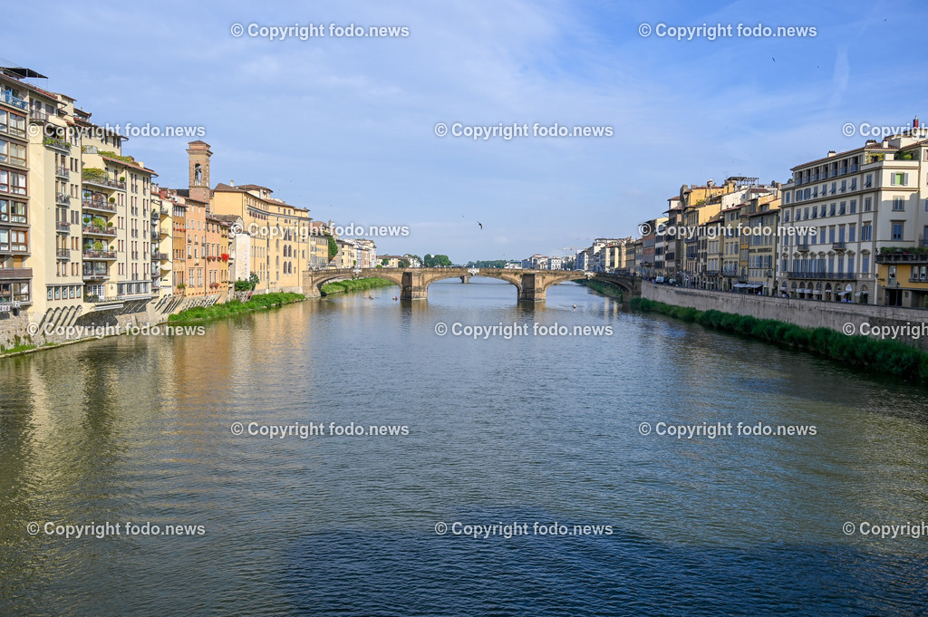 Italien_ Toscana_ Florenz_ 30.05.2024-211 | 30.05.2024, Italien, ITA, Toskana, Florenz im Bild Stadtansichten, Gebäude, Architektur, Touristen, Historisch, Souvenir, Altstadt, Museum, Statuen, Skulpturen, Piazza della Signoria, Statue David, Palazzo Vecchio, Neptunbrunnen, Piazza della Repubblica, Ponte Vecchio, Brücke, Uffizien, Kathedrale Santa Maria del Fiore, Arno, Fluß


Florenz, Firenze, ist eine italienische Großstadt. Nach Einwohnern ist sie die achtgrößte Stadt Italiens. Florenz ist die Hauptstadt sowie größte Stadt der Region Toskana und der Metropolitanstadt Florenz, in der etwa eine Million Menschen leben. Florenz ist für seine Geschichte berühmt. Leonardo da Vinci verbrachte große Teile seiner Jugend in Florenz, Michelangelo fand Unterschlupf in der Kirche der Medici, Galileo Galilei wohnte als Hofmathematiker in den Palästen der Medici. Von 1865 bis 1871 war die Stadt die Hauptstadt des neu gegründeten Königreichs Italien. Das historische Zentrum von Florenz zieht Jahr für Jahr Millionen von Touristen an. Die historische Innenstadt wurde von der UNESCO im Jahre 1982 zum Weltkulturerbe erklärt. 
Quelle: Wikipedia
