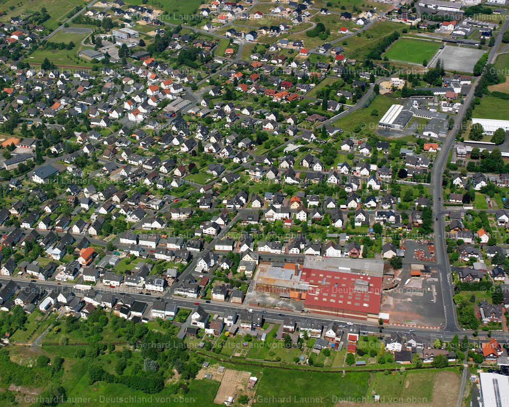 2610577 | FROHNHAUSEN 09.06.2006 Wohngebiet einer Einfamilienhaus- Siedlung  in Frohnhausen im Bundesland Hessen, Deutschland // Single-family residential area of settlement  in Frohnhausen in the state Hesse, Germany Foto: Gerhard Launer