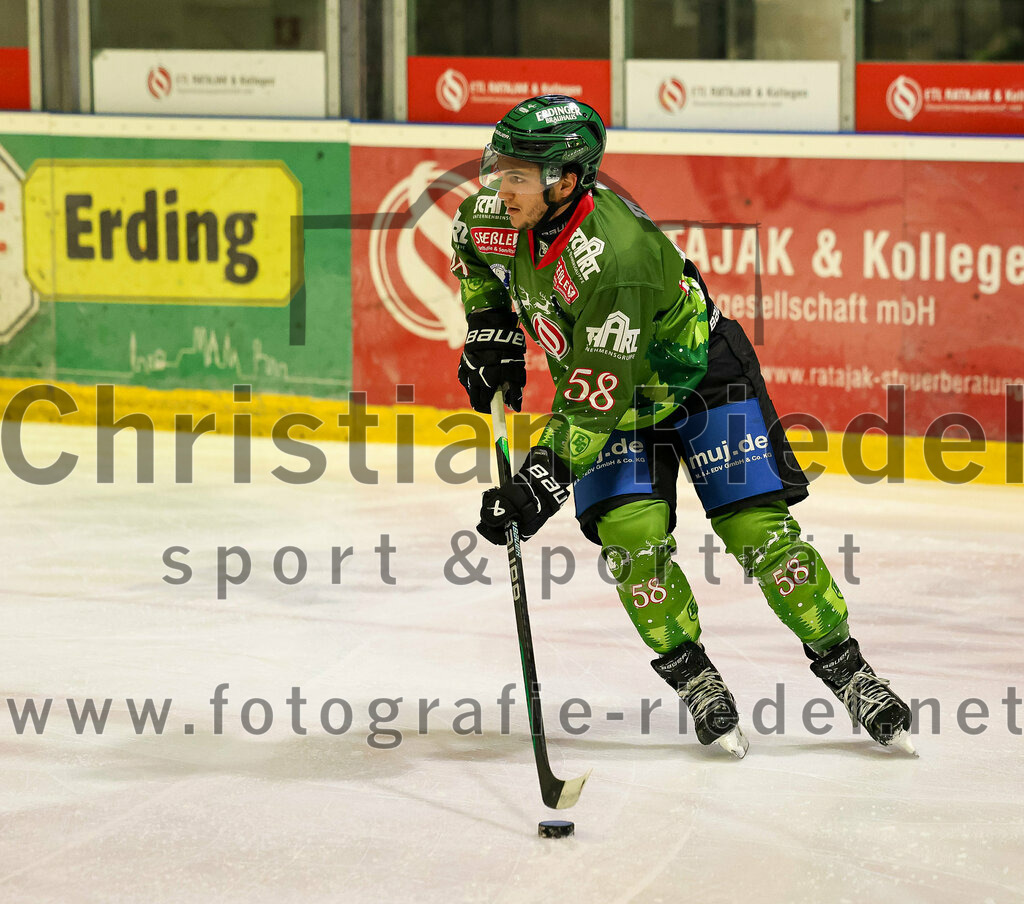 2023-12-26_039_TSV_Erding_gegen_ERV_Schweinfurt | Erding, Deutschland, 26.12.2023:
Eishockey, Bayernliga Vorrunde 2023 / 2024, 20. Spieltag, TSV Erding gegen ERV Schweinfurt, Endergebnis: 9:3

Paul Pfenninger (Erding Gladiators, #58)

Foto: Christian Riedel / fotografie-riedel.net