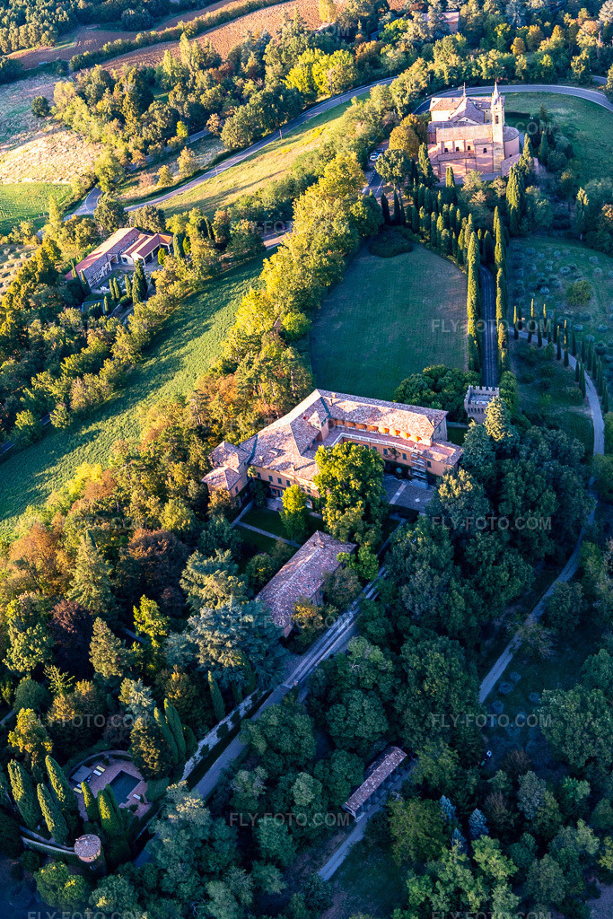Aerial view: Church of the Nativity of the Beata Vergine Maria in the district Chiesa Albinea in Albinea in the state Reggio Emilia, Italy.Photo: IMG_134732.jpg taken on 09/19/2022 by Werner Riehm/FLY-FOTO.comResolution of the original: 3142 x 4712 px