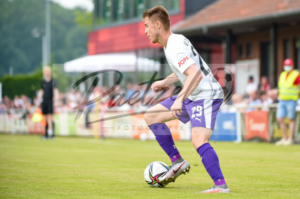 BSBOSN_20210626_0106 | Fussball, Herren: Davide Itter (VfL Osnabrueck) in Aktion, am Ball, Einzelaktion beim Testspiel zwischen TuS Bersenbrueck und VfL Osnabrueck im Hasestadion am 26.06.2021 in Bersenbrueck, Deutschland. - Realisiert mit Pictrs.com