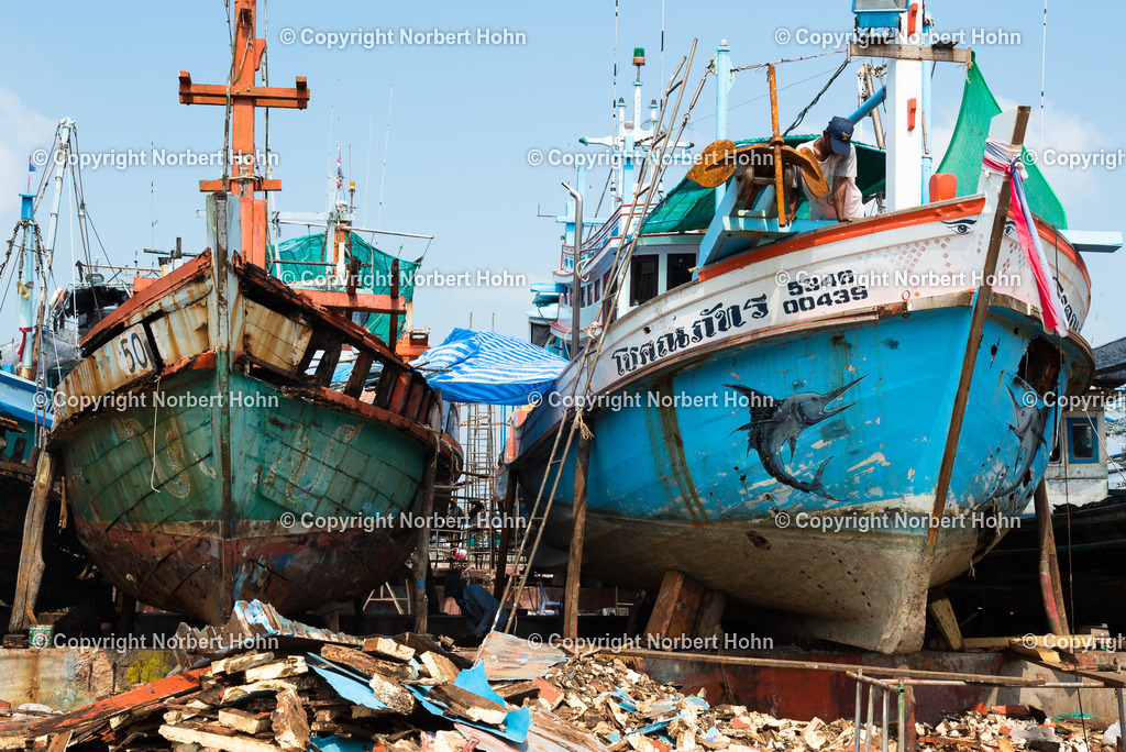 TAI_0080 | Traditionelle thailändische Schiffe auf dem Dock einer Schiffswerft. - Realisiert mit Pictrs.com
