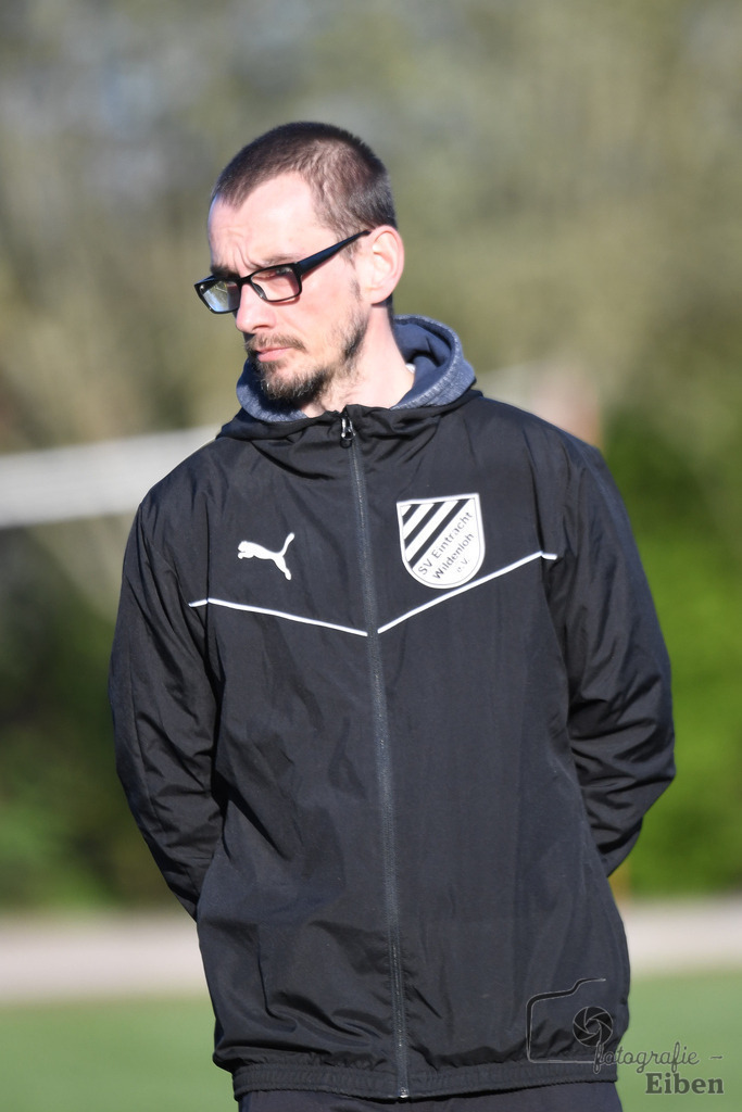 SV Eintracht Wildenloh-JSG friEdA | B-Juniorinnen Bezirksliga Staffel A; SV Eintracht Wildenloh (weiß)-JSG FriEdA (rot) am 19.04.2023; in Wildenloh (A-Platz), Photo: Philip Eiben 2023 - Realisiert mit Pictrs.com