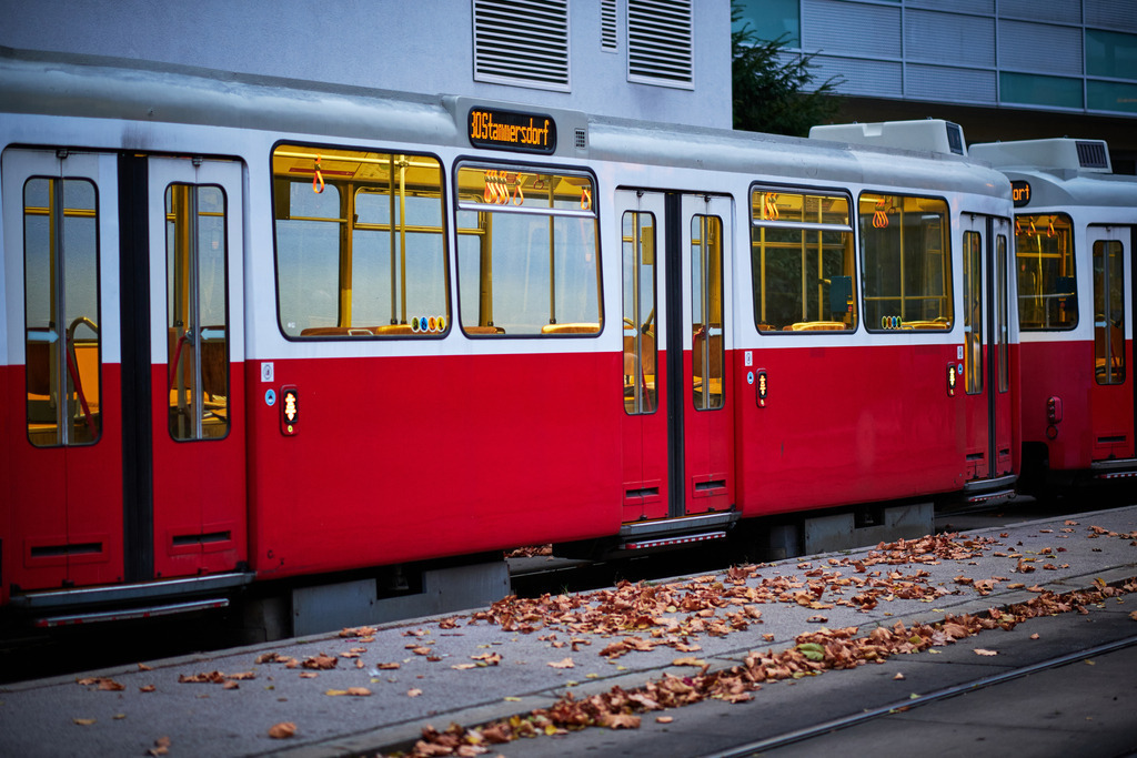 Strassenbahn Haltestelle der Linie 30 | Wien, Austria - November 20, 2020: Strassenbahn Haltestelle der Linie 30. - Realisiert mit Pictrs.com