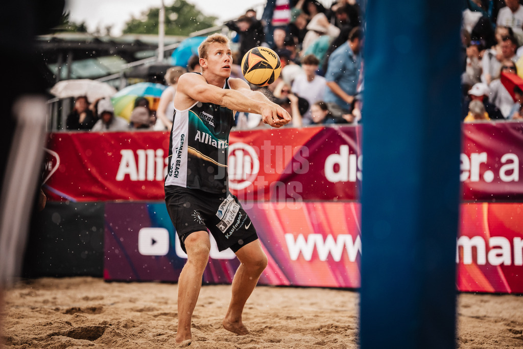 Beachvolleyball | Männer | Allianz German Beach Tour 2025 | Tourstop Hamburg | 01.06.2025 | Jonas Reinhardt spielt den Ball