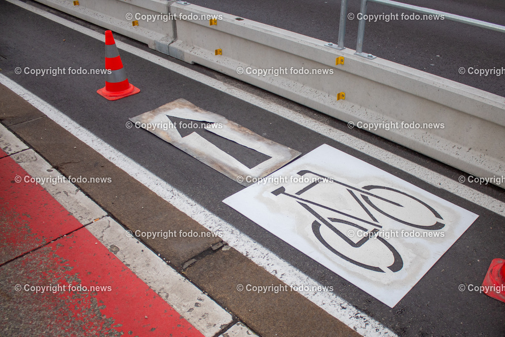 Linz_ Verkehr_ 02.04.2025-14 | 02.04.2025, LINZ, AUT, im Bild Themenbild, Verkehr, Stau, KFZ, Bruecke, Nibelungenbruecke, Auto Radweg, Markierung, Radwegmarkierung, Farbe, Piktogramm, Symbol 