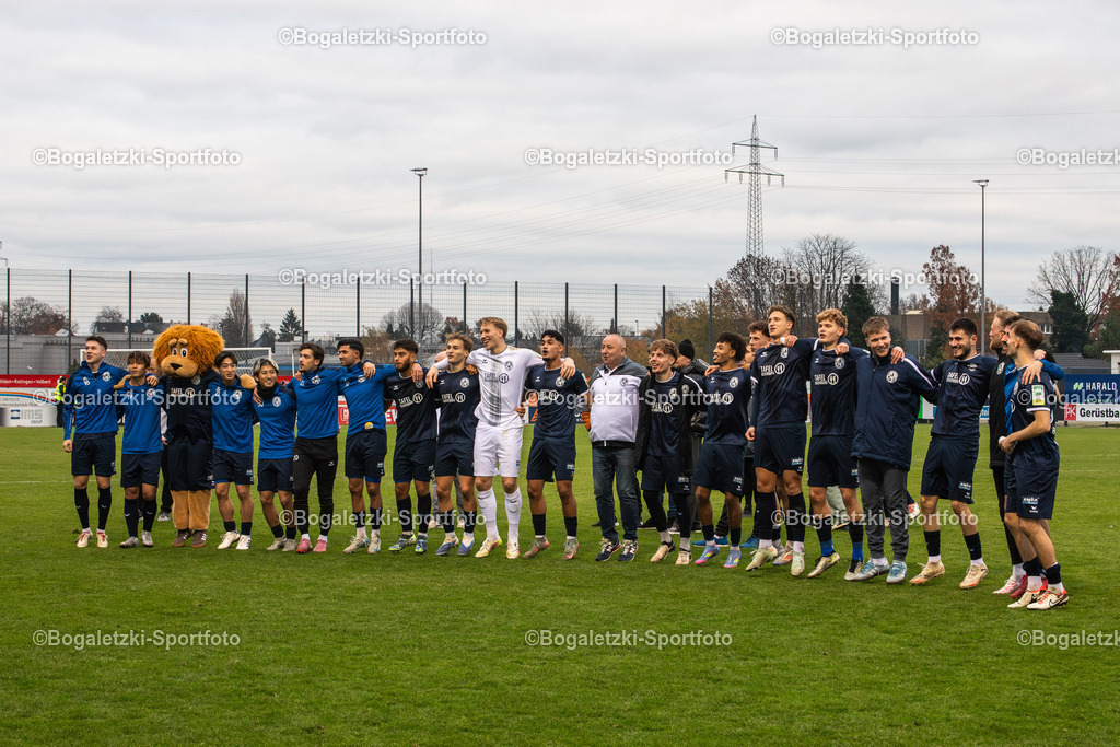 Siegesfeier | 08.11.2025, Fußball, Regionalliga West, SSVg Velbert - SC Wiedenbrück: Das SSVg Team feiert den Sieg mit den Fans - Realisiert mit Pictrs.com
