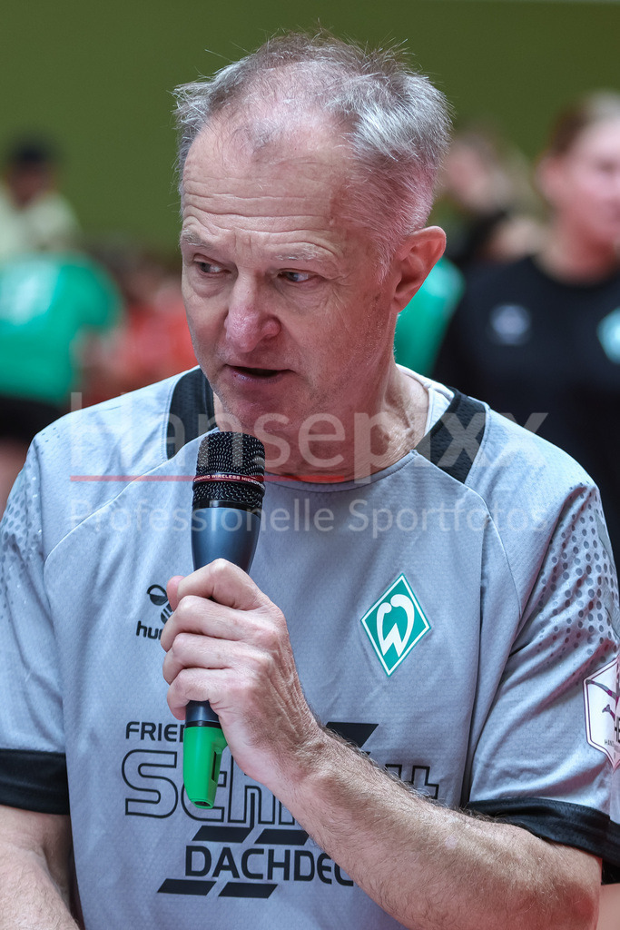 Handball, DHB-Pokal Frauen, SV Werder Bremen - VfL Oldenburg | v.li.: Radek Lewicki (Radoslaw, Co-Trainer, SV Werder Bremen) während der Pressekonferenz nach dem Spiel, Portrait, Nahaufnahme, Einzelfoto, Einzelbild
