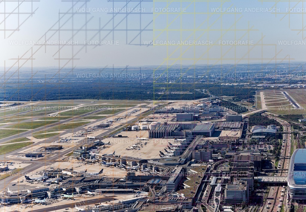 R3B_0260_wa_fra_fra_skyline_wa_finish | Der Blick aus dem Privatflugzeug öffnet den Raum über dem Frankfurt Airport. Start- und Landebahnen zeichnen klare Linien in die Landschaft, Flugzeuge wirken wie bewegte Gedanken. Ein Moment zwischen Aufbruch und Ankommen – ruhig, kraftvoll, voller Weite. Frankfurt zeigt sich hier als globales Zentrum aus der Perspektive der Freiheit.
 - Realisiert mit Pictrs.com
