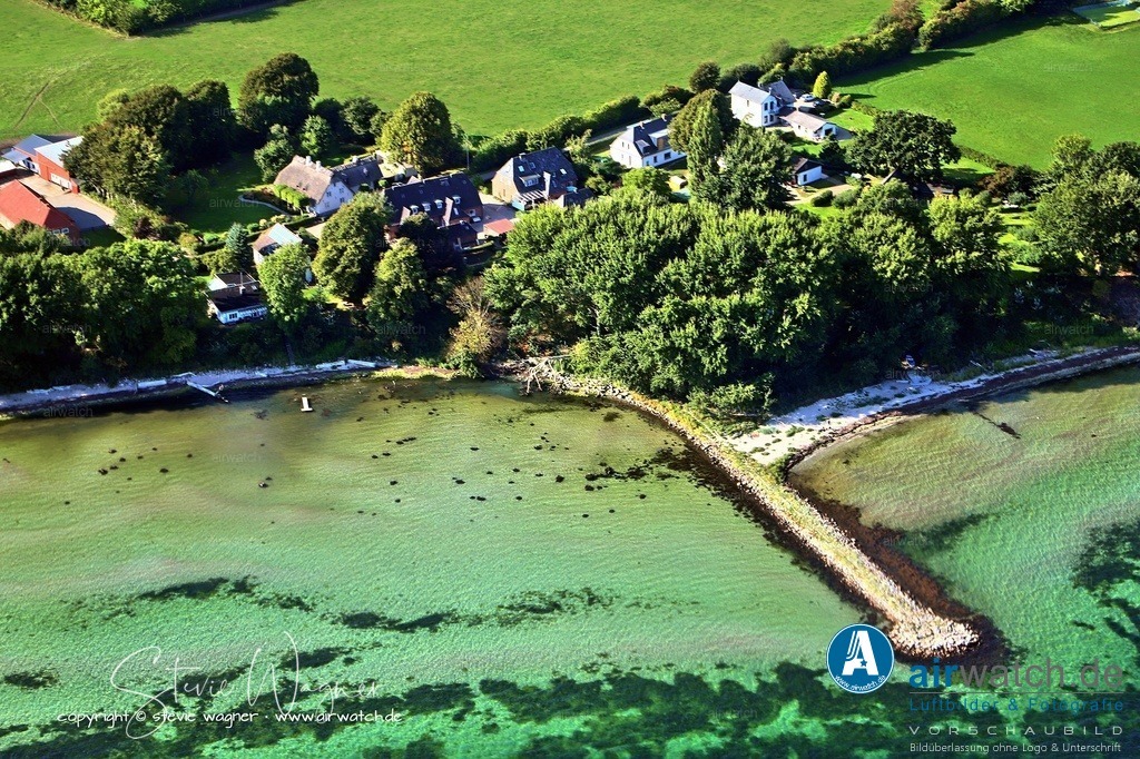 Luftbild Holnis Surfstrand - Der Surfstrand in Holnis an der Flensburger Förde ist ein beliebter Spot | Der Surfstrand in Holnis an der Flensburger Förde ist ein beliebter Spot für Windsurfen, Kitesurfen und Stand-up-Paddling. Dank seichtem Wasser, einem breiten Stehbereich und geschützter Lage eignet er sich besonders gut für Anfänger und Familien. Die Surfschule Wassersport Holnis direkt am Strand bietet Kurse und Ausrüstungsverleih für alle Altersgruppen.