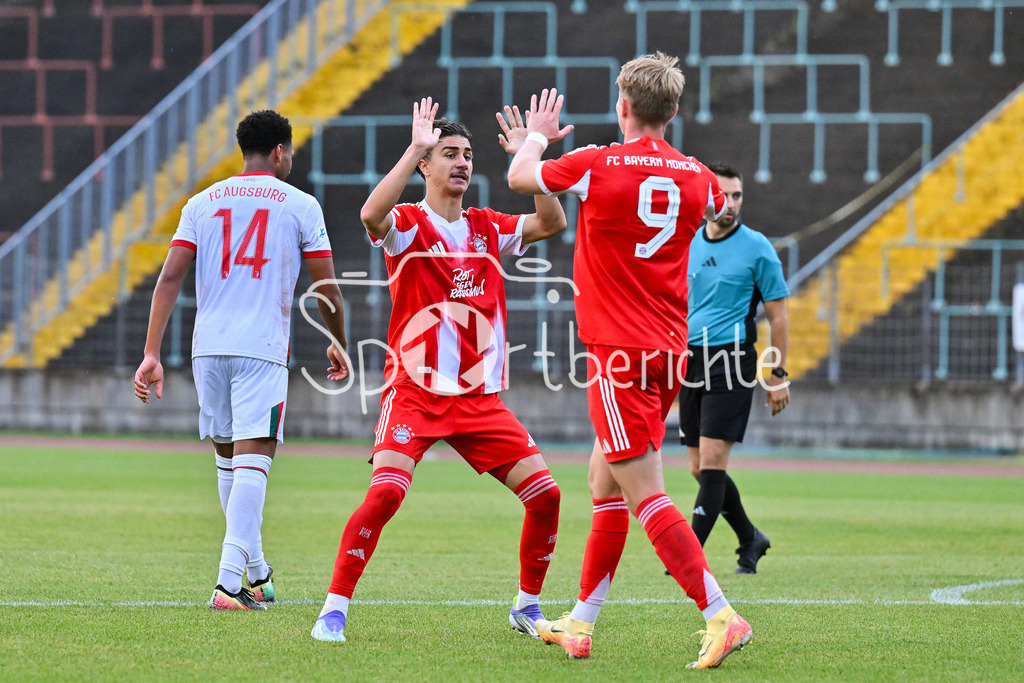 FC Augsburg II - FC Bayern Amateure | Jubel nach dem Treffer zum 1-1 Ausgleich durch Adin LICINA (FC Bayern Muenchen II 7) / Tor / Torschuetze / Freude / Happy / Regionalliga Bayern: FC Augsburg II - FC Bayern Muenchen II, Rosenaustadion am 25.07.2025