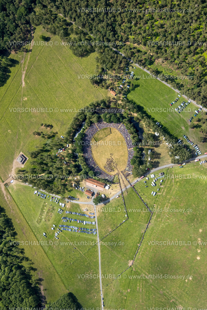 Duelmen220505099MerfelderBruchPferde | Luftbild, Wildpferdefang im Merfelder Bruch bei Dülmen, Arena der Wildpferdebahn, Herzöge von Croÿ Anwesen, Pferdeherde,  Merfeld, Dülmen, Münsterland, Nordrhein-Westfalen, Deutschland