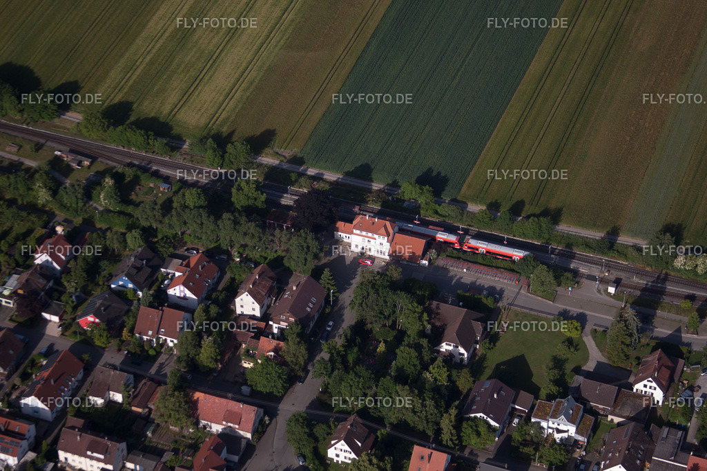 Bahnhof | Luftbild: Bahnhof im Ortsteil Entringen in Ammerbuch im Bundesland Baden-Württemberg in Deutschland. Foto: IMG_67731.jpg vom 09.06.2014 durch Werner Riehm/FLY-FOTO.de - Realisiert mit Pictrs.com