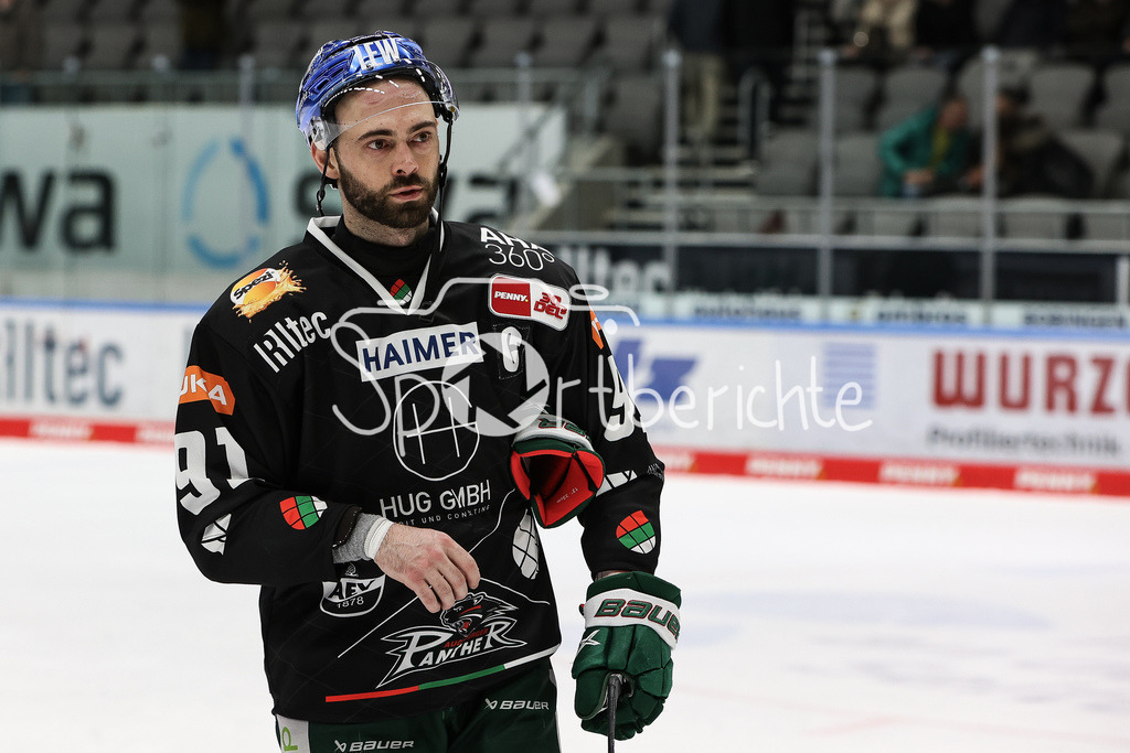 Augsburger Panther - Kölner Haie | haengende Koepfe bei den Spielern der Pannther nach der Niederlage gegen Koeln / Luke ESPOSITO (AEV #91)