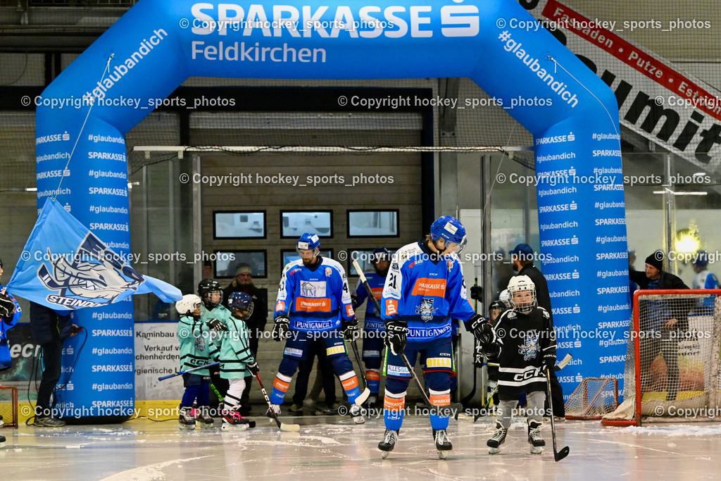 ESC Sparkasse Steindorf vs. LE Kings | Einlauf mit ESC Nachwuchs, #21 Walder Patrik ESC Steindorf, ESC Sparkasse Steindorf vs. LE Kings, ESC Sparkasse Steindorf vs. LE Kings am 01.11.2025 in Steindorf (Ossiachersee Halle), Austria, (Photo by Bernd Stefan)