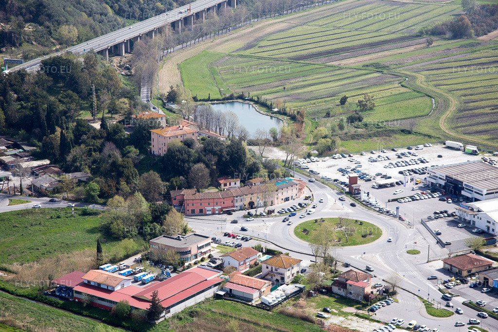 Vue aérienne: Vue de la ville à Massarosa dans le département Lucca, Italie. Photo: IMG_087217.jpg prise le 04/04/2016 par Werner Riehm/FLY-FOTO.eu – Résolution de l'original: 5472 x 3648 px