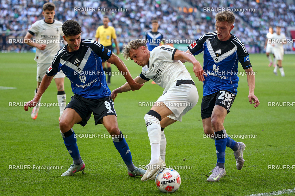 Borussia Mönchengladbach vs Hamburger SV - Bundesliga  | Mönchengladbach, Deutschland, 24.08.25:   Daniel Elfadli (Hamburger SV), Robin Hack (Borussia Mönchengladbach) und Emir Sahiti (Hamburger SV) im Kampf um den Ball waehrend des Spiels der Bundesliga zwischen Borussia Mönchengladbach vs Hamburger SV im Stadion im Borussia Park(Foto von Brauer-Fotoagentur / Adrian Schlueter)