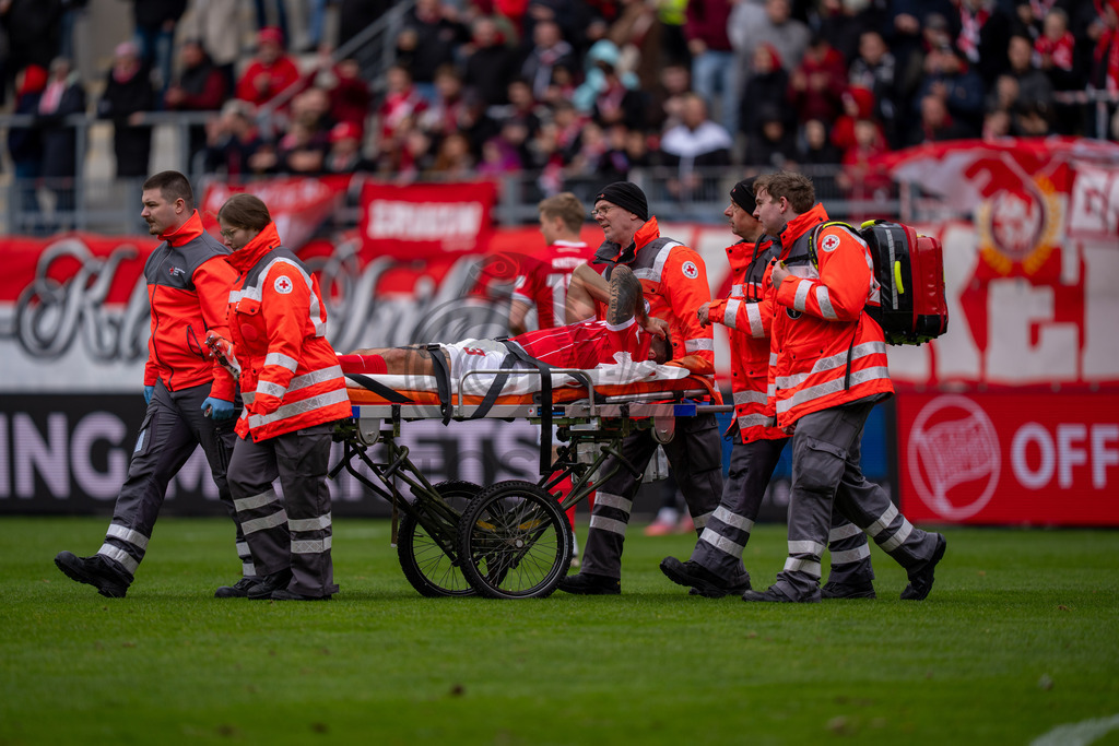 Kickers Offenbach vs. SG Sonnenhof Grossaspach, Fussball, Regionalliga Suedwest, 24. Spieltag, 14.03.2026 | Maximilian Rossmann (Kickers Offenbach, #03) liegt verletzt auf der Trage und wird abtransportiert,Kickers Offenbach vs. SG Sonnenhof Grossaspach, Fussball, Regionalliga Suedwest, 24. Spieltag, 14.03.2026Foto: photosbyphips/Philip Ziegler