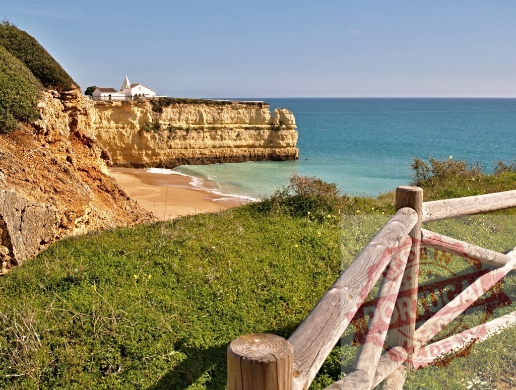 Nossa Senhora da Rocha chapel on Algarve coast | Nossa Senhora da Rocha chapel standing on a cliff overlooking the beach and ocean in Portugal - Realisiert mit Pictrs.com