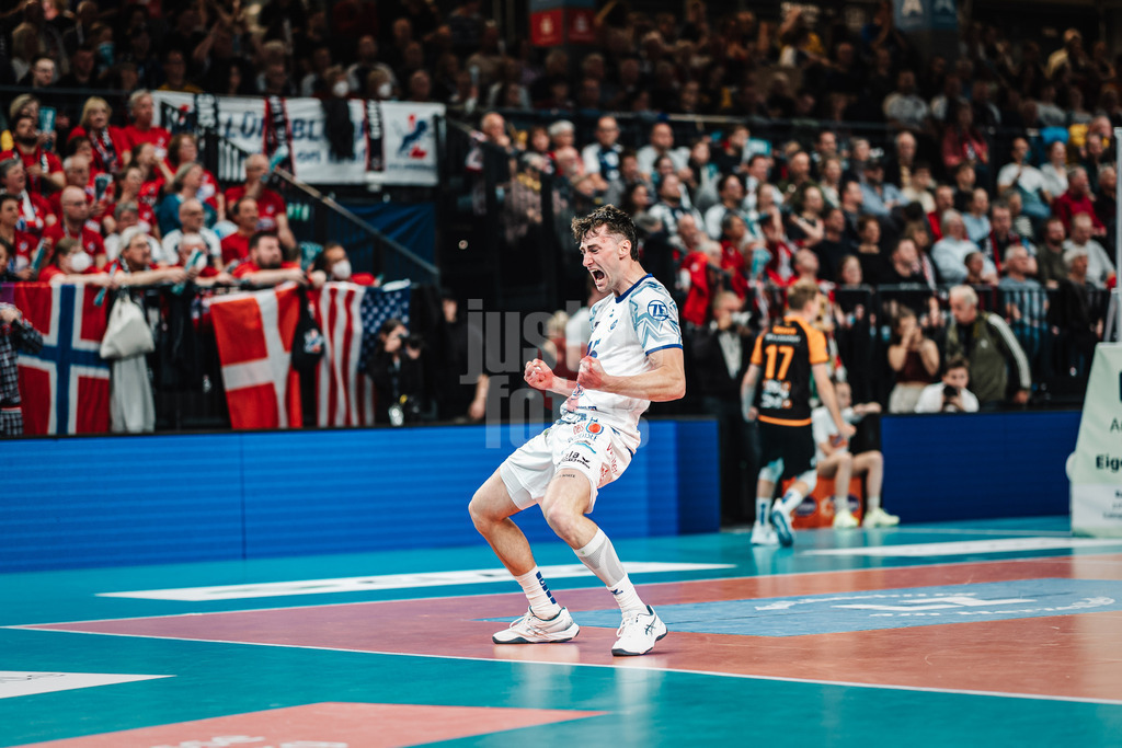 Volleyball | Herren | Saison 2024/2025 | 1. Volleyball Bundesliga Männer | Halbfinale | SVG Lüneburg vs. VfB Friedrichshafen | 05.04.2025 | Friedrichshafen gewinnt das Spiel, Jackson George Young (#15, VfB Friedrichshafen) jubelt