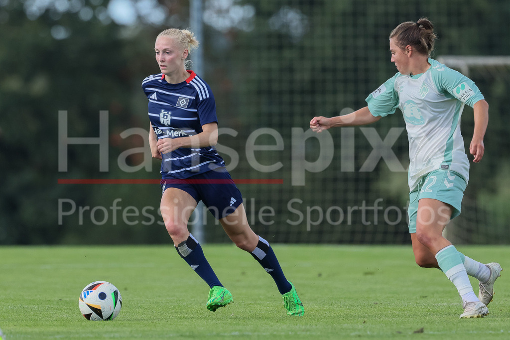 Fussball, Testspiel Frauen, Hamburger SV - SV Werder Bremen | v.li.: Sophie Profe (Hamburger SV, 14) und Rieke Dieckmann (SV Werder Bremen, 22) im Zweikampf, Duell, Dynamik, Aktion, Action, Spielszene