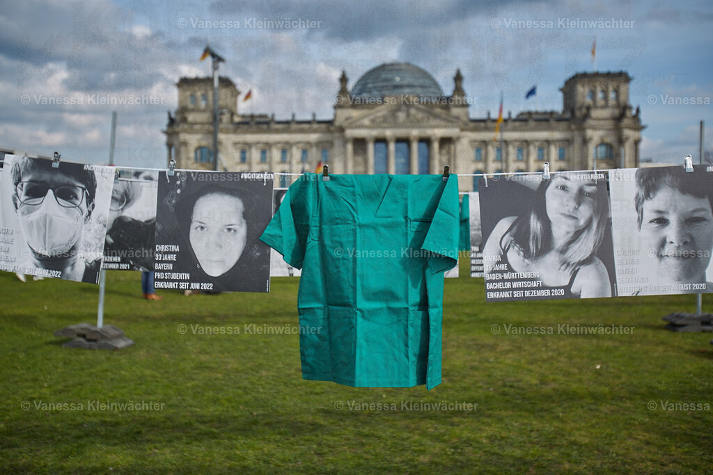 #NichtGenesen am Bundestag zum International LongCovid Awareness Day 2024 | Mit Fotos von arbeitsunfähigen Betroffenen fordert die Initiative #NichtGenesen anlässlich des International LongCovid Awareness Day am 15.03.2024 vor dem Reichstag mehr Geld für Forschung und soziale Absicherung. Bundesgesundheitsminister Karl Lauterbach und weitere MdBs sprechen mit den Demonstrant*innen. - Realisiert mit Pictrs.com