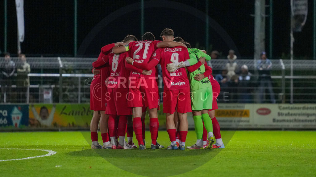 Fußball, Herren, Saison 2025/2026, Regionalliga Nordost, 13. Spieltag, FSV 63 Luckenwalde vs. SV Babelsberg 03, Freitag 24.10.2025, Werner-Seelenbinder-Stadion Luckenwalde, | Fußball, Herren, Saison 2025/2026, Regionalliga Nordost, 13. Spieltag, FSV 63 Luckenwalde vs. SV Babelsberg 03, Freitag 24.10.2025, Werner-Seelenbinder-Stadion Luckenwalde, Im Bild: Der Mannschaftskreis des SV Babelsberg 03. - Realisiert mit Pictrs.com