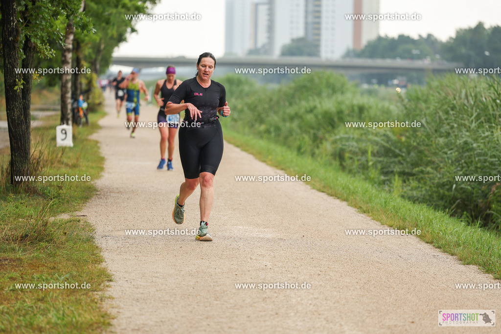 LUR_1856 | 34. M-net Erlanger Triathlon 2025 #erlangertriathlon  #mnettriathlon2025 #mnettriathlon #team #olympischedistanz #mitteldistanz #triathlon #maindonaukanal  #erlangertriathlon2025 #yourpictrs #tv1848 #tv1848erlangen  #triathlonbayern #sportinerlangen #demsportverbunden #sportshot_your_pictrs Copyright: www.sportshot.de