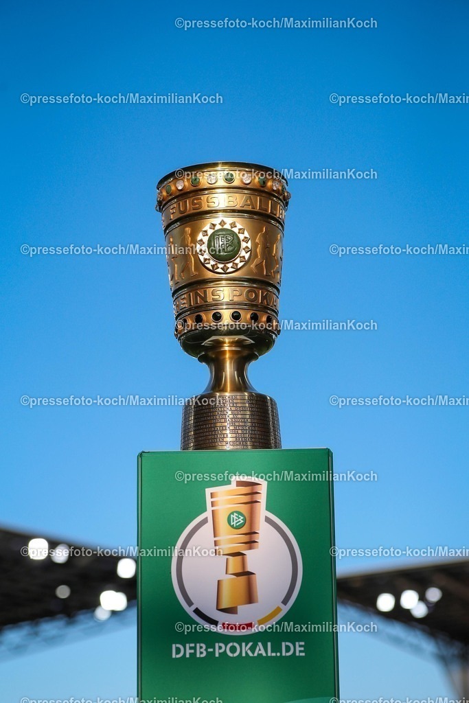 DFB18082501254 | 2025.08.18, Fußball, 1.Runde DFB-Pokal, Rot-Weiss Essen - Borussia Dortmund, Stadion Hafenstraße, Saison 2025 2026: Der Pokal in Nahaufnahme DFB regulations prohibit any use of photographs as image sequences and or quasi-video.