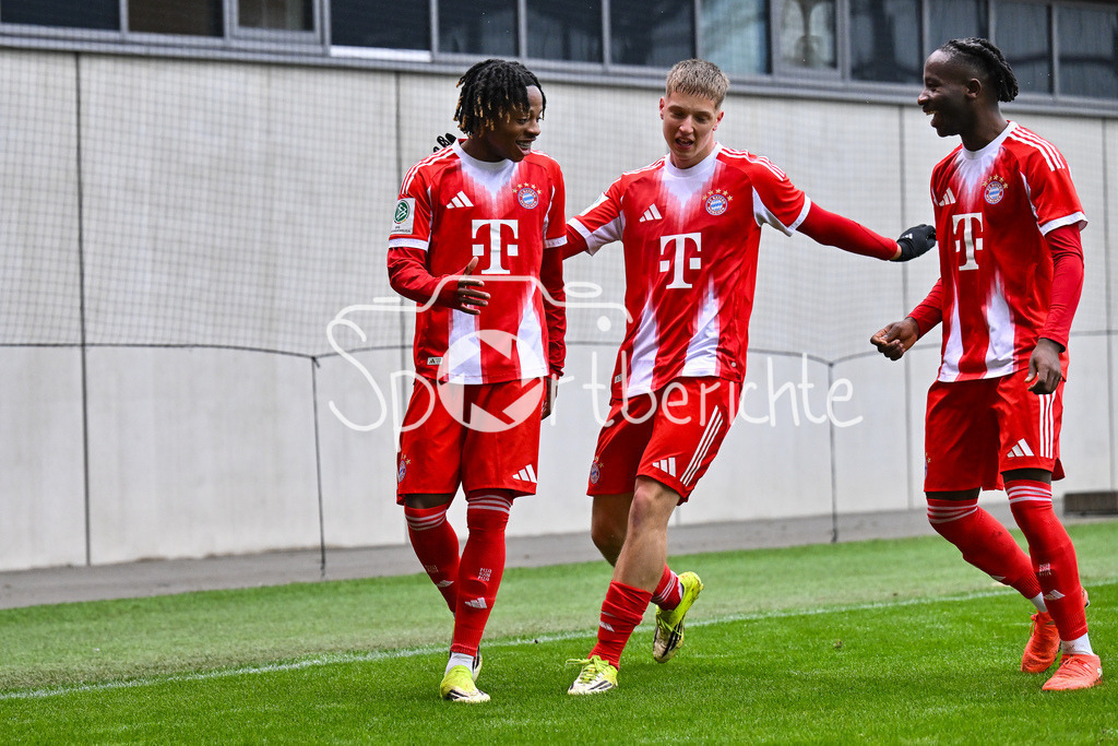 FC Bayern München - Hannover 96 | MUNICH, GERMANY - 15. FEBRUARY: Jubel der Bayern nach dem Treffer zum 2-0 durch Wisdom MIKE (FC Bayern München U19 11) / Tor / Torschuetze / Freude / Happy während dem Spiel zwischen der U19 des FC Bayern München und der U19 von Hannover 96 am 2. Spieltag der Hauptrunde der U19-DFB-Nachwuchsliga am FC Bayern Campus