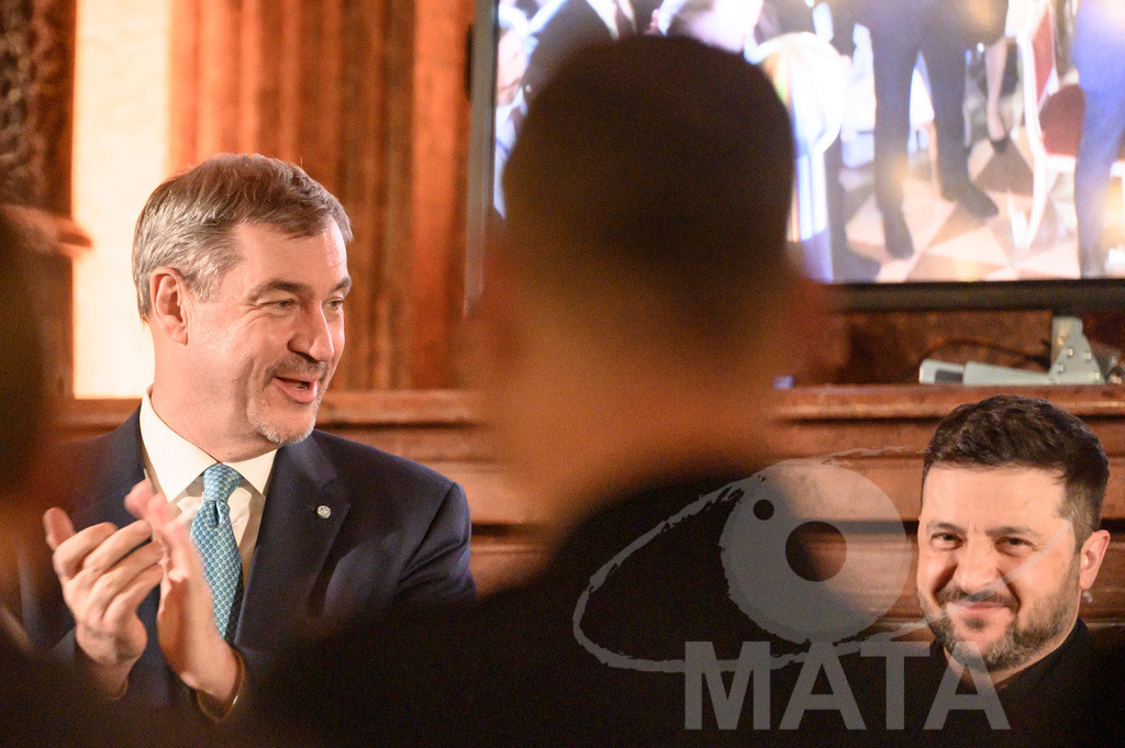 _DWI5552 | Politiker Wolodymyr Selenskyj, Präsident der Ukraine und Bayerns Ministerpräsident Markus Söder (CSU) in der Münchner Residenz bei der Verleihung des Ewald-von-Kleist-Preises. Der diesjährige Ewald-von-Kleist-Preis wird am Rande der Münchner Sicherheitskonferenz 2026 an das ukrainische Volk vergeben. München, 14.02.2026 Bayern Deutschland - Realisiert mit Pictrs.com