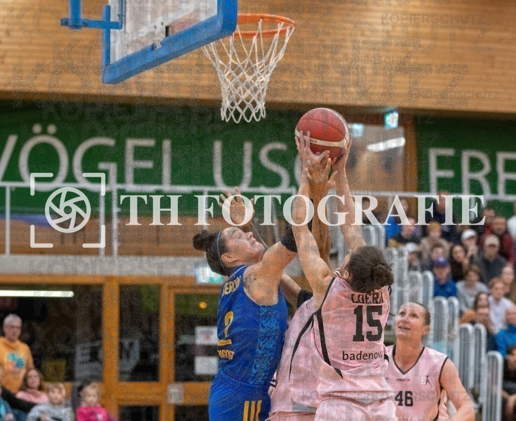 GER, Eisvoegel USC Freiburg - Alba Berlin, Basketball, Toyota Damen Basketball Bundesliga, 6. Spieltag, Saison 2022/2023, 12.11.2022 | Kampf um den Ball unterm Korb Jessica Loera (USC Eisvoegel Freiburg, #15) mit Mirna Paunovic (USC Eisvoegel Freiburg, #46) und Stefanie Grigoleit (Alba Berlin Frauen, #02)

GER, Eisvoegel USC Freiburg - Alba Berlin, Basketball, Toyota Damen Basketball Bundesliga, 6. Spieltag, Saison 2022/2023, 12.11.2022

Foto: THF Sport/Thomas Heß