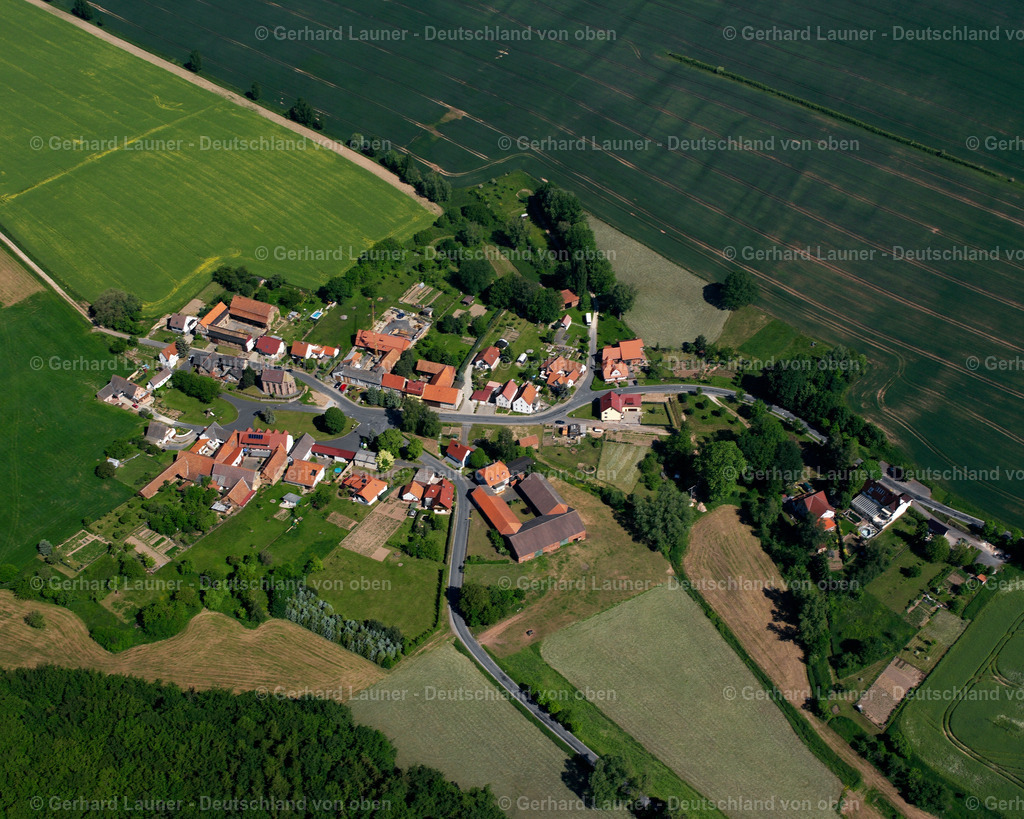 2634017 | STREITHOLZ 09.06.2006 Landwirtschaftliche Nutzflächen und Feldgrenzen  umsäumen das Siedlungsgebiet des Dorfes in Streitholz im Bundesland Thüringen, Deutschland // Agricultural land and field boundaries surround the settlement area of the village  in Streitholz in the state Thuringia, Germany Foto: Gerhard Launer