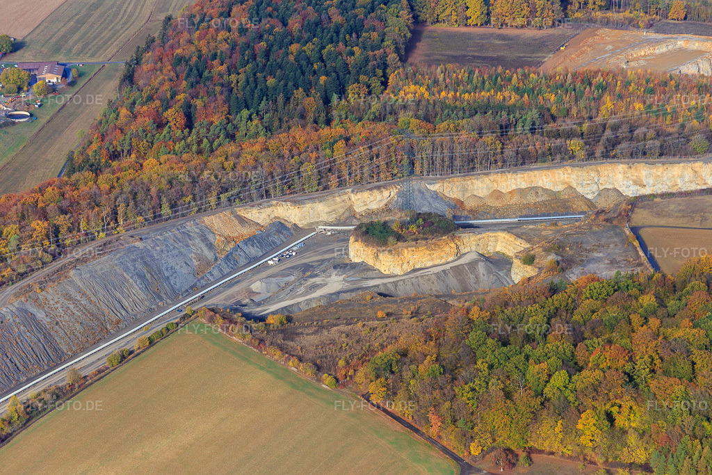 Luftbild: Steinbruch der Hohenlohe-Bauland GmbH SHB Schotterwerke im Ortsteil Eberstadt in Buchen im Bundesland Baden-Württemberg in Deutschland. – Foto: IMG_112292.jpg vom 02.11.2018 durch Werner Riehm/FLY-FOTO.de – Auflösung des Originals: 5472 x 3648 px – SHB GmbH & Co. KG | Schüttgüter, Baustoffrecycling und Naturstein