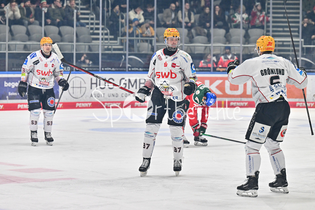 Augsburger Panther - Fischtown Pinguins | Jubel der Gaeste nach dem Treffer zum 0-2 durch Markus VIKINGSTAD (Fischtown Pinguins 37) / Freude / Happy / tor / torschuetze / DEL: Augsburger Panther - Fischtown Pinguins, Curt Frenzel Stadion am 08.01.2025